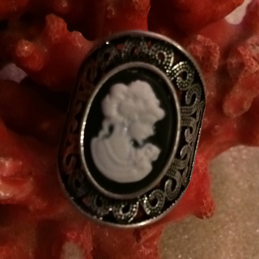 Vintage engraved cameo ring